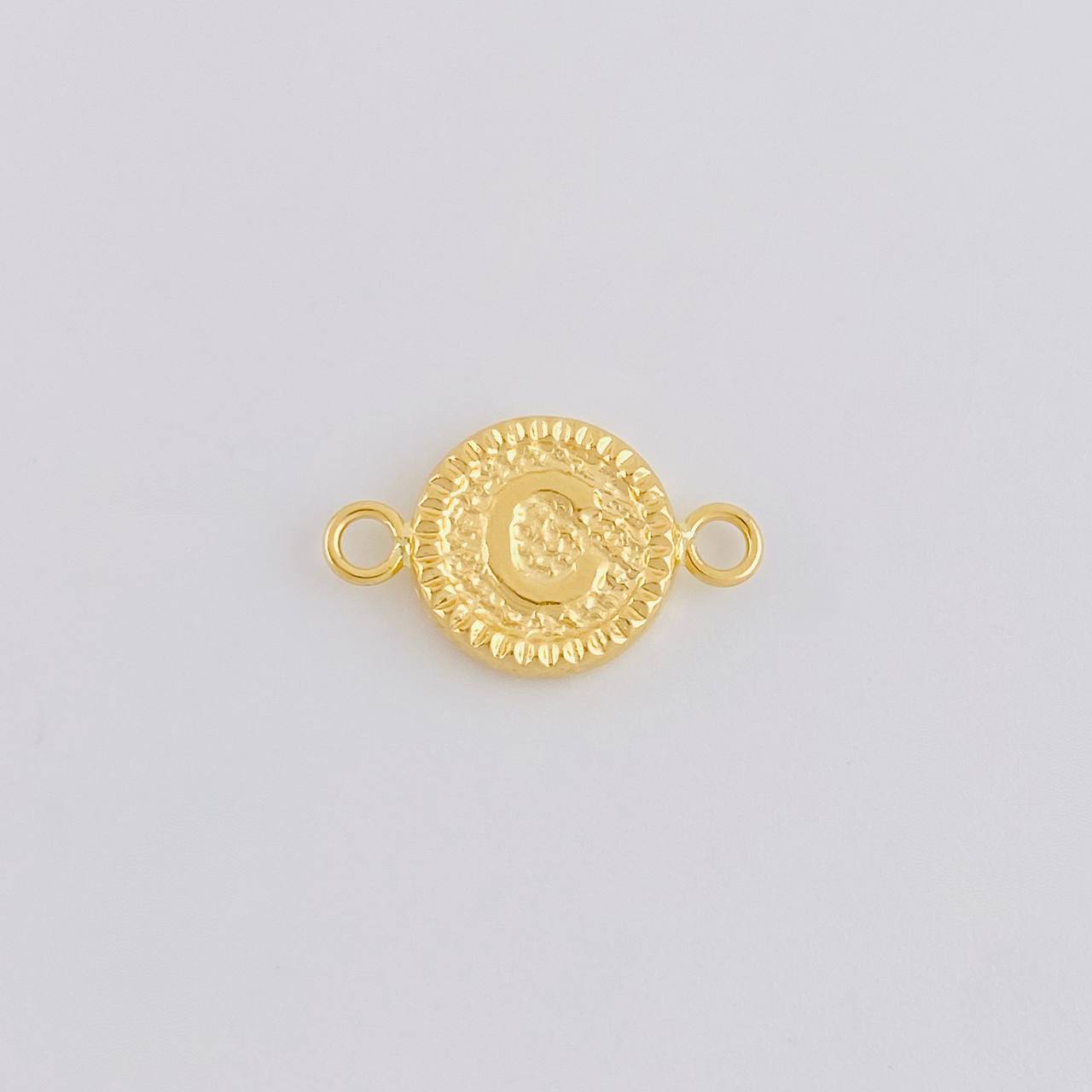Herraje Letra C Marco Bordeado 0.55g / 3/4 in Oro Amarillo 18K
