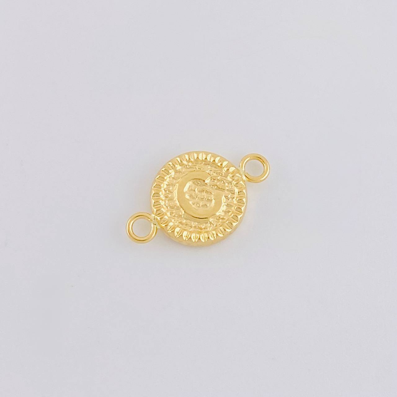 Herraje Letra C Marco Bordeado 0.55g / 3/4 in Oro Amarillo 18K