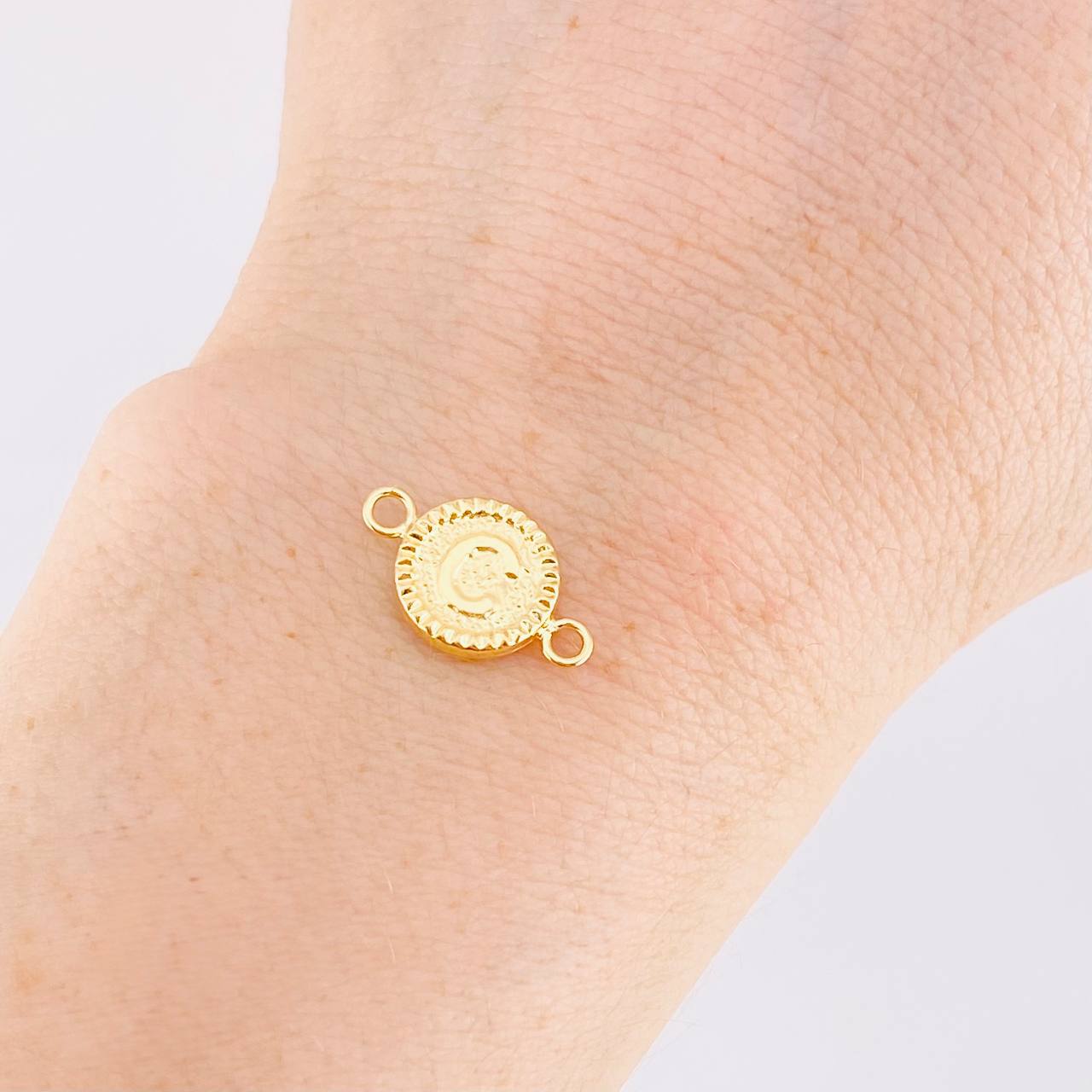 Herraje Letra C Marco Bordeado 0.6g / 3/4 in Oro Amarillo 18K