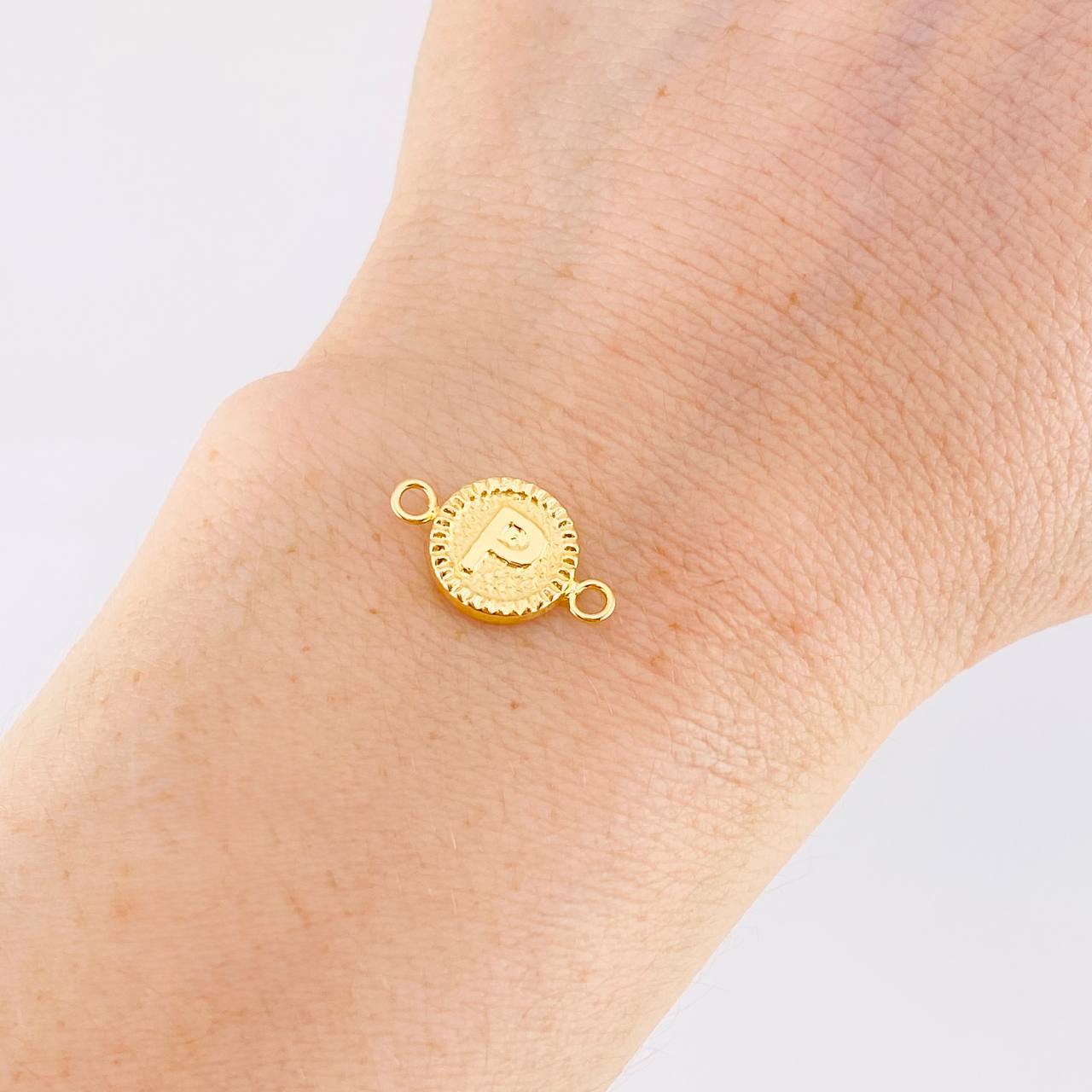 Herraje Letra P Marco Bordeado 0.55g / 3/4 in Oro Amarillo 18K