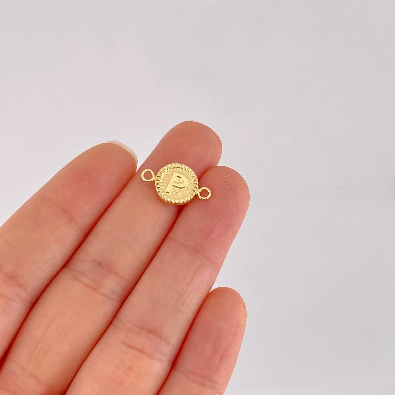 Herraje Letra P Marco Bordeado 0.55g / 3/4 in Oro Amarillo 18K