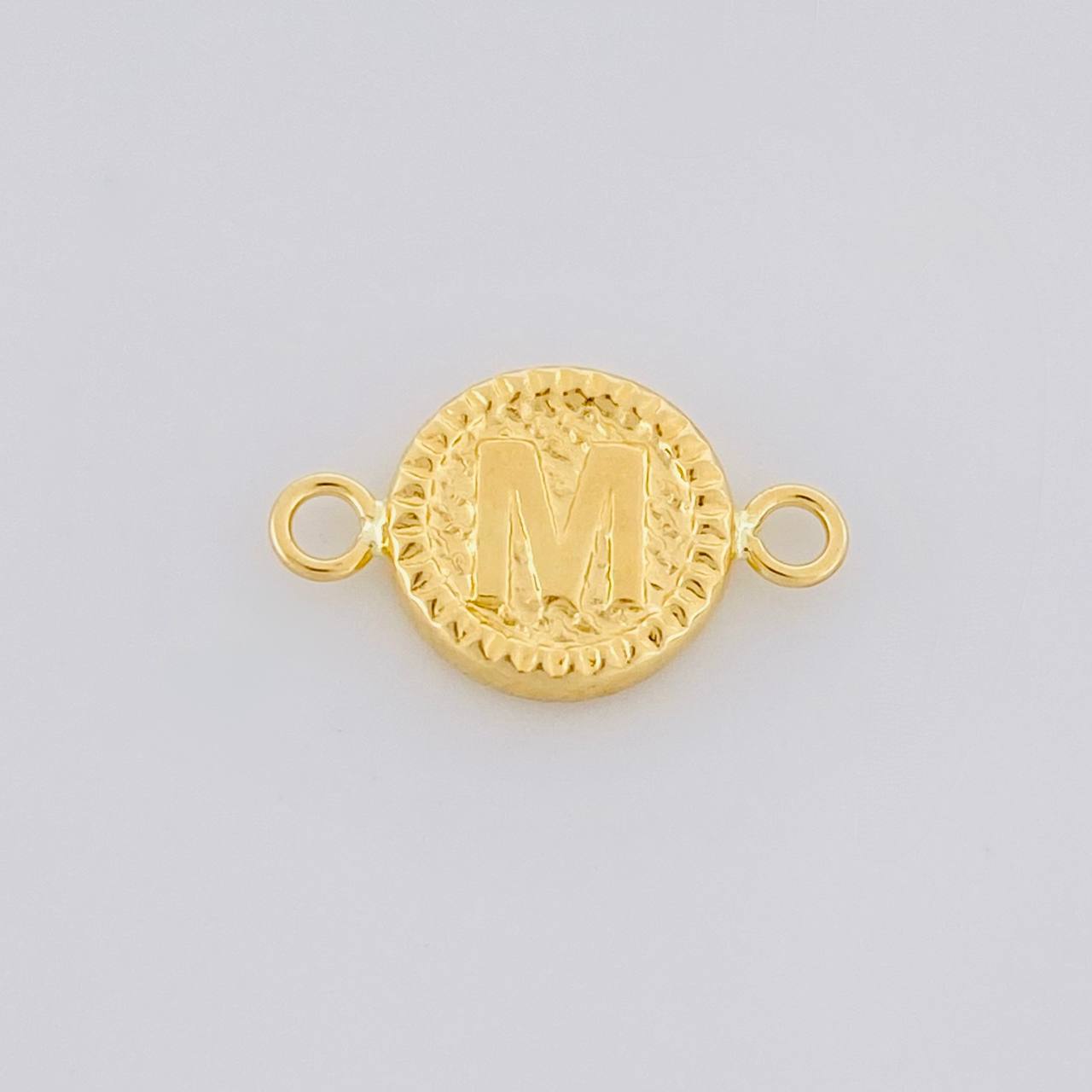 Herraje Letra M Marco Bordeado 0.6g / 3/4 in Oro Amarillo 18K