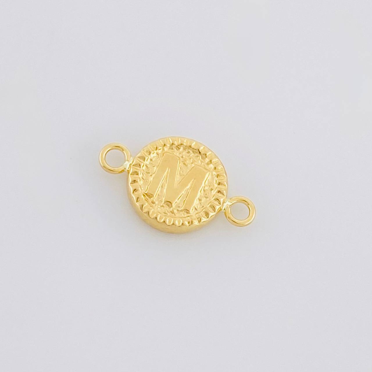 Herraje Letra M Marco Bordeado 0.55g / 3/4 in Oro Amarillo 18K