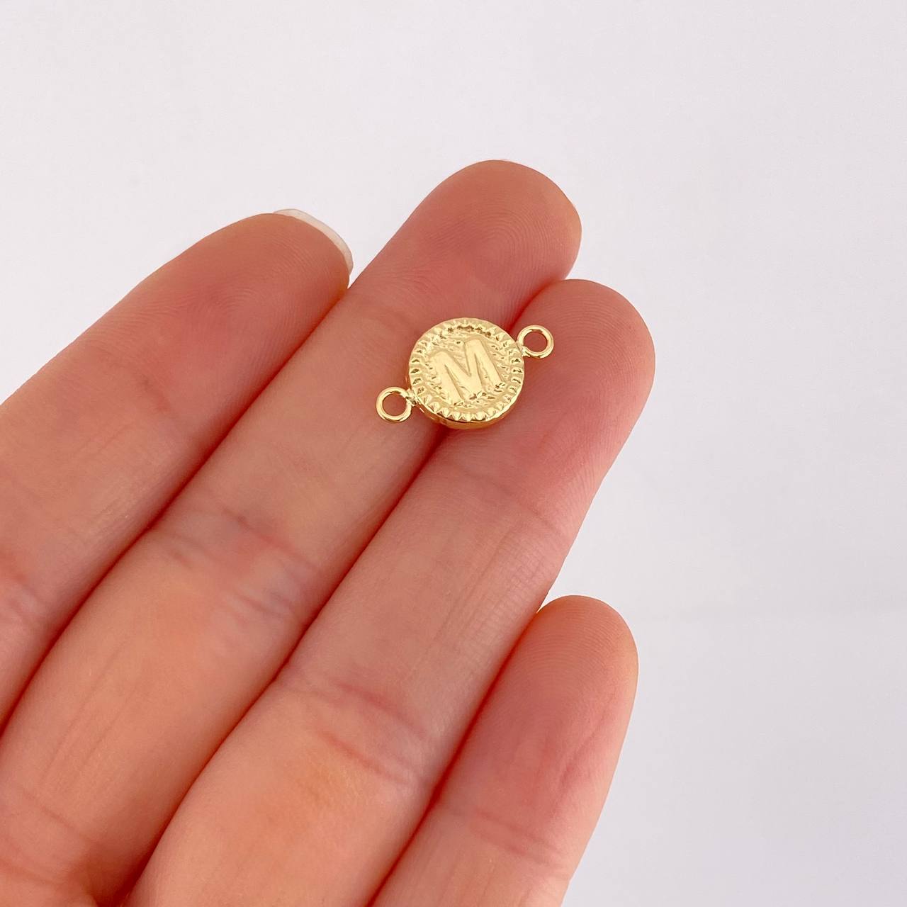 Herraje Letra M Marco Bordeado 0.55g / 3/4 in Oro Amarillo 18K