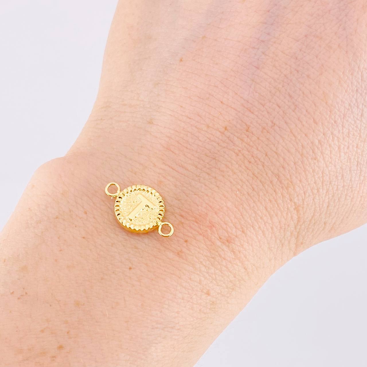 Herraje Letra T Marco Bordeado 0.6g / 3/4 in Oro Amarillo 18K