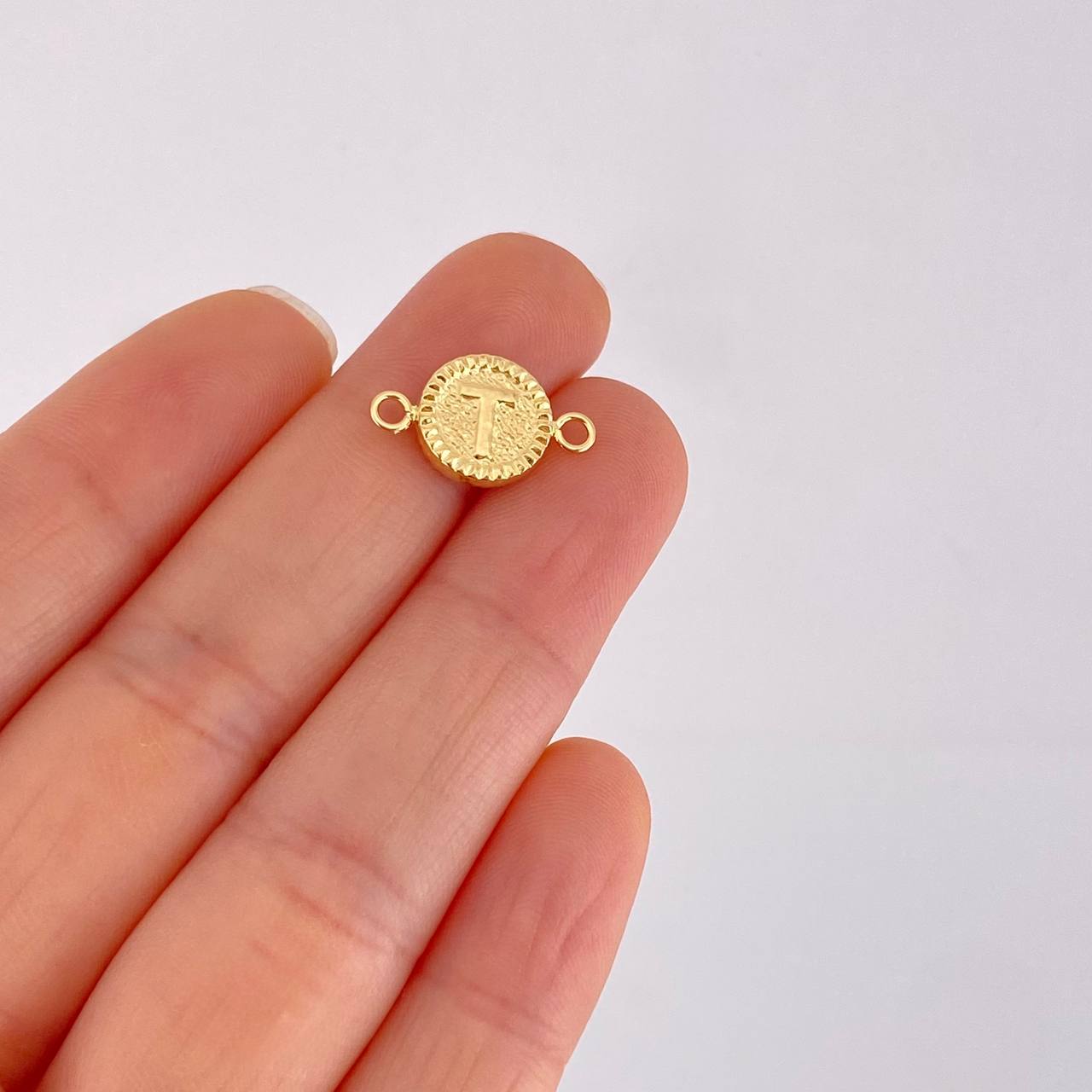 Herraje Letra T Marco Bordeado 0.55g / 3/4 in Oro Amarillo 18K
