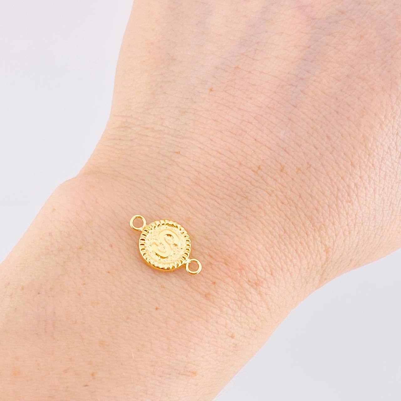 Charm Letter S Framed Border 0.6g / 3/4 in 18K Yellow Gold