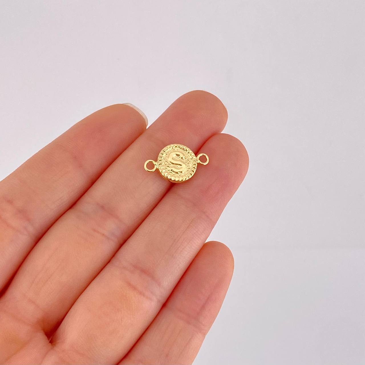 Herraje Letra S Marco Bordeado 0.4g / 1/2 in Oro Amarillo 18K