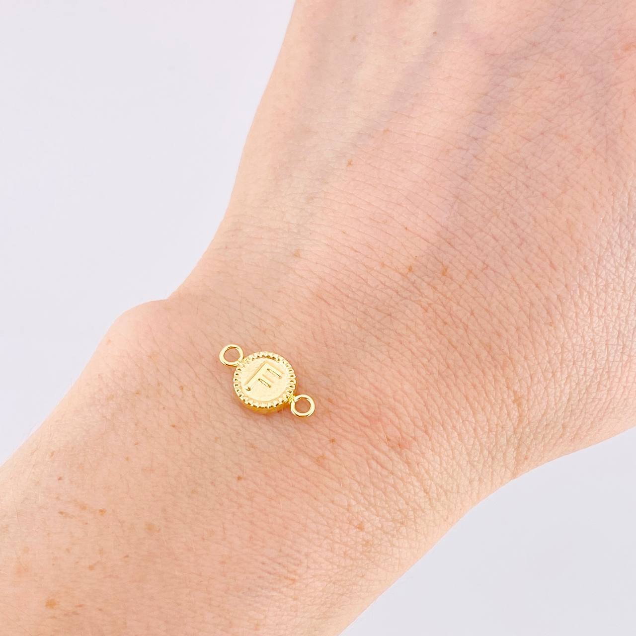 Herraje Letra F Marco Bordeado 0.45g / 1/2 in Oro Amarillo 18K