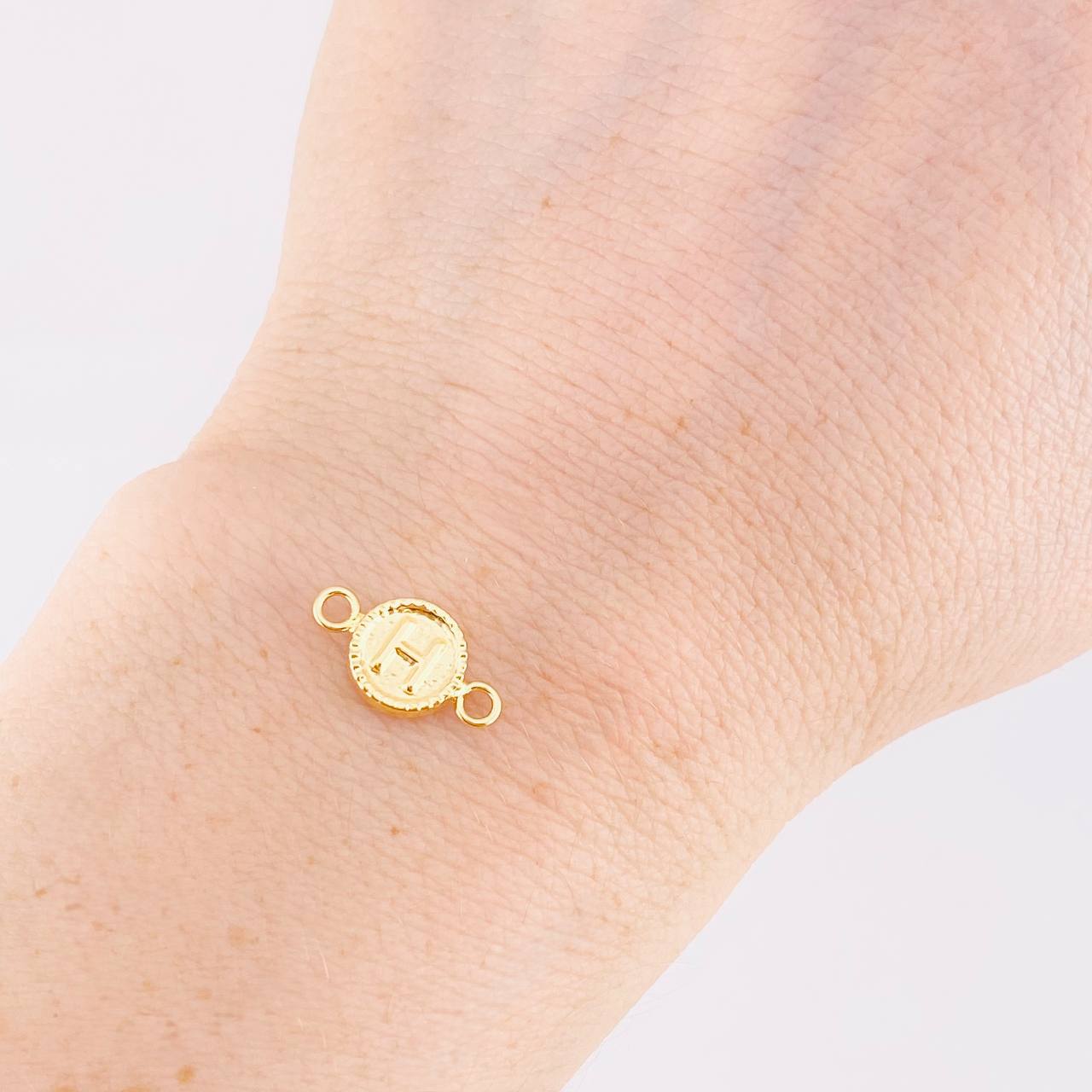 Herraje Letra H Marco Bordeado 0.4g / 1/2 in Oro Amarillo 18K