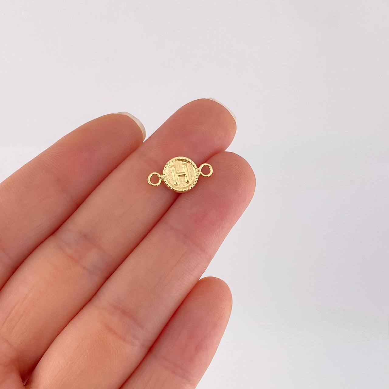 Herraje Letra H Marco Bordeado 0.4g / 1/2 in Oro Amarillo 18K