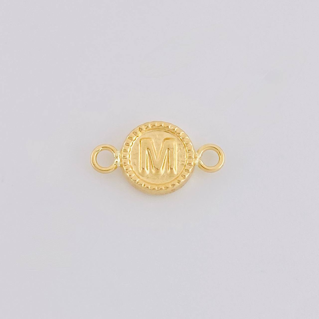 Herraje Letra M Marco Bordeado 0.4g / 1/2 in Oro Amarillo 18K