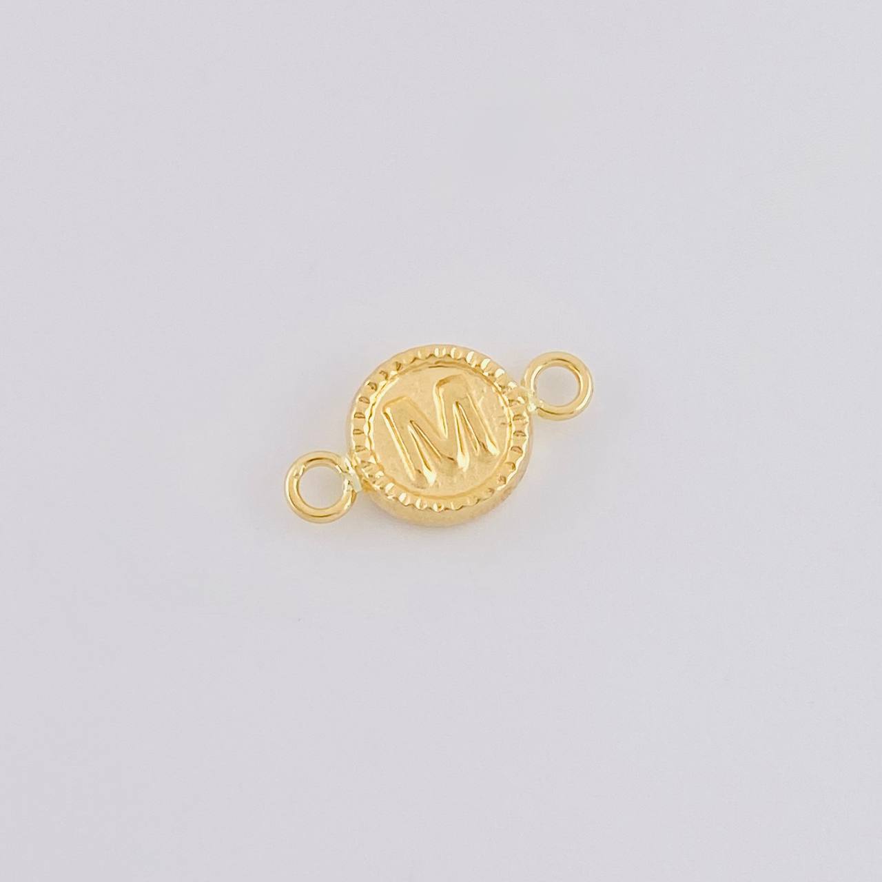 Herraje Letra M Marco Bordeado 0.4g / 1/2 in Oro Amarillo 18K