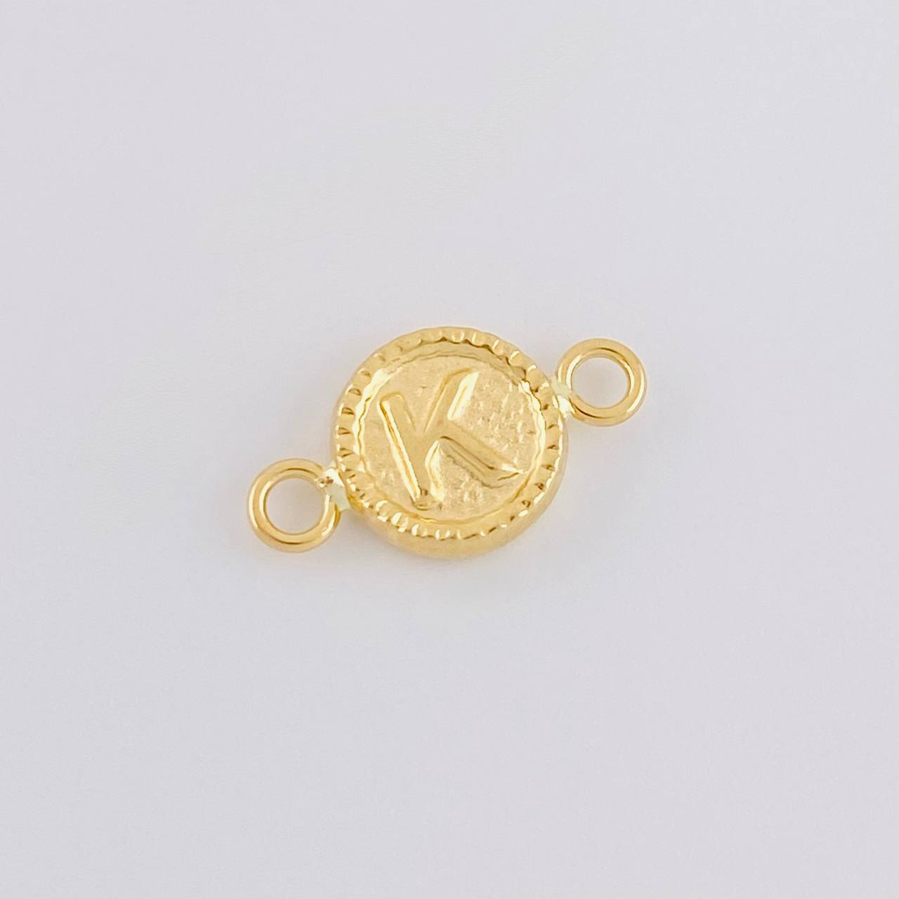 Herraje Letra K Marco Bordeado 0.4g / 1/2 in Oro Amarillo 18K