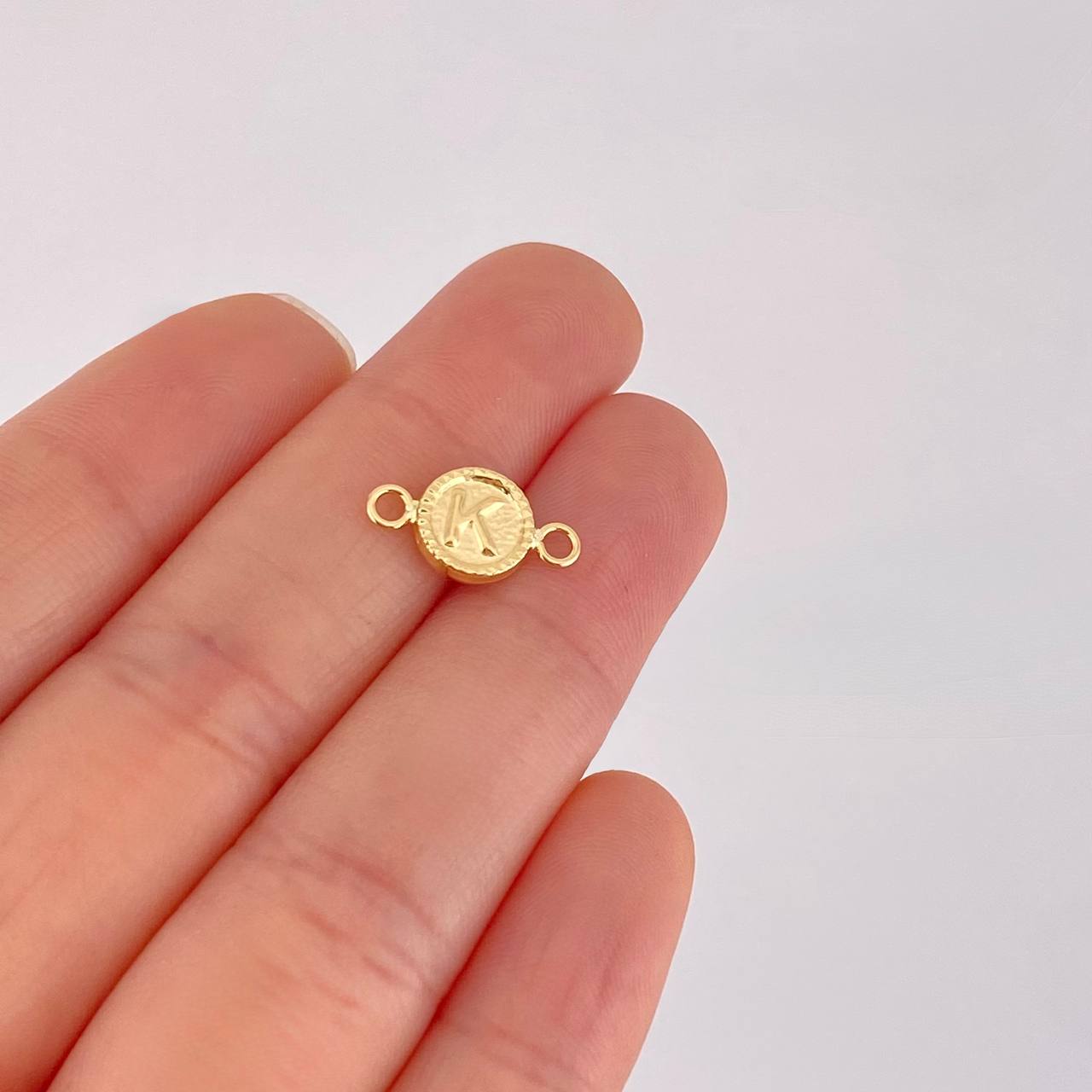 Herraje Letra K Marco Bordeado 0.4g / 1/2 in Oro Amarillo 18K