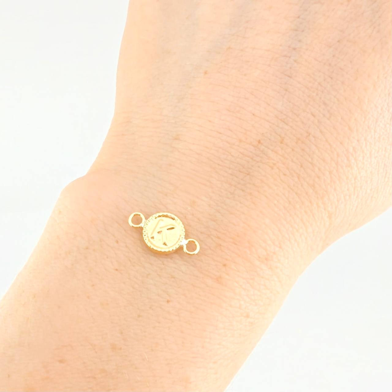 Herraje Letra K Marco Bordeado 0.4g / 1/2 in Oro Amarillo 18K