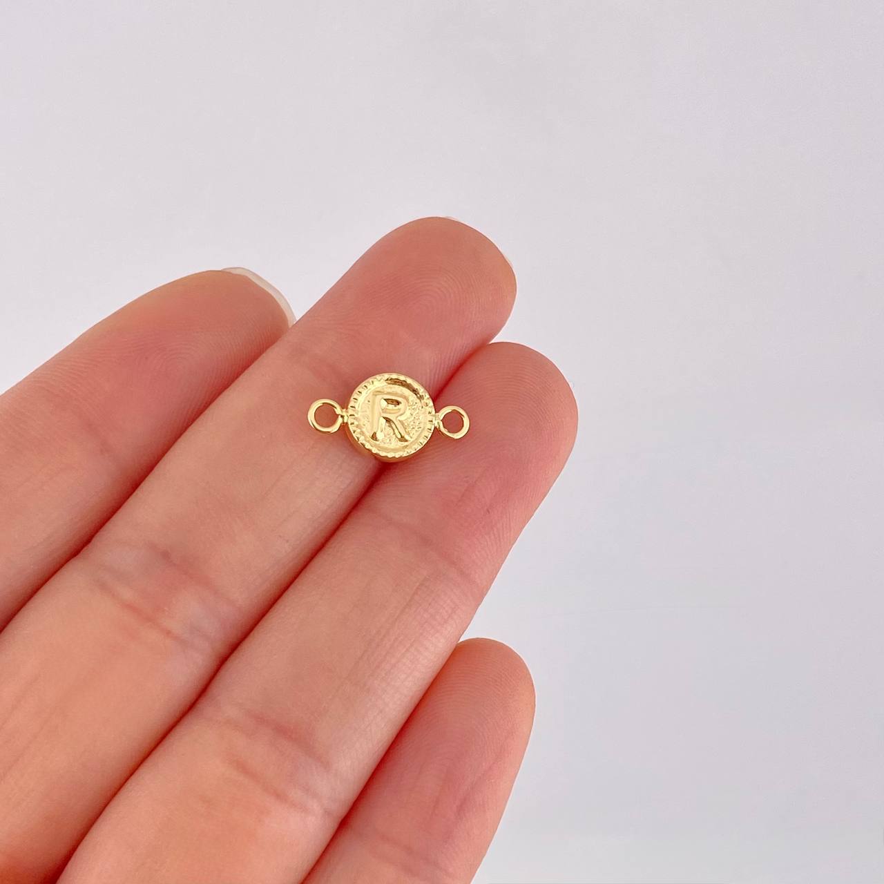 Herraje Letra R Marco Bordeado 0.4g / 1/2 in Oro Amarillo 18K