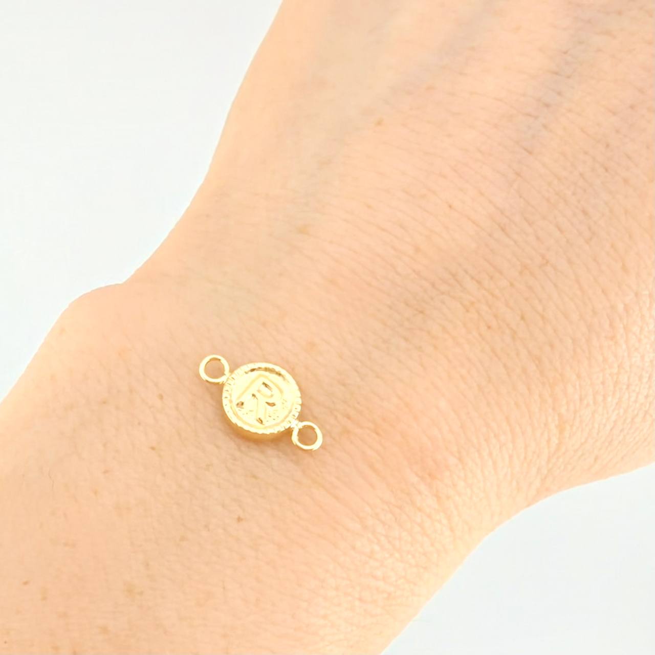 Herraje Letra R Marco Bordeado 0.4g / 1/2 in Oro Amarillo 18K