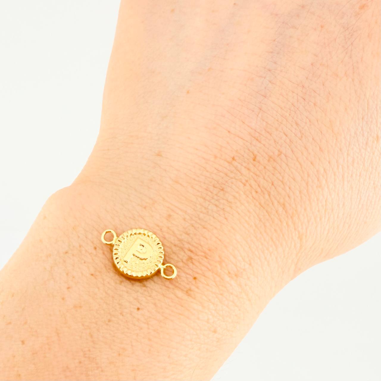 Herraje Letra P Marco Bordeado 0.4g / 1/2 in Oro Amarillo 18K