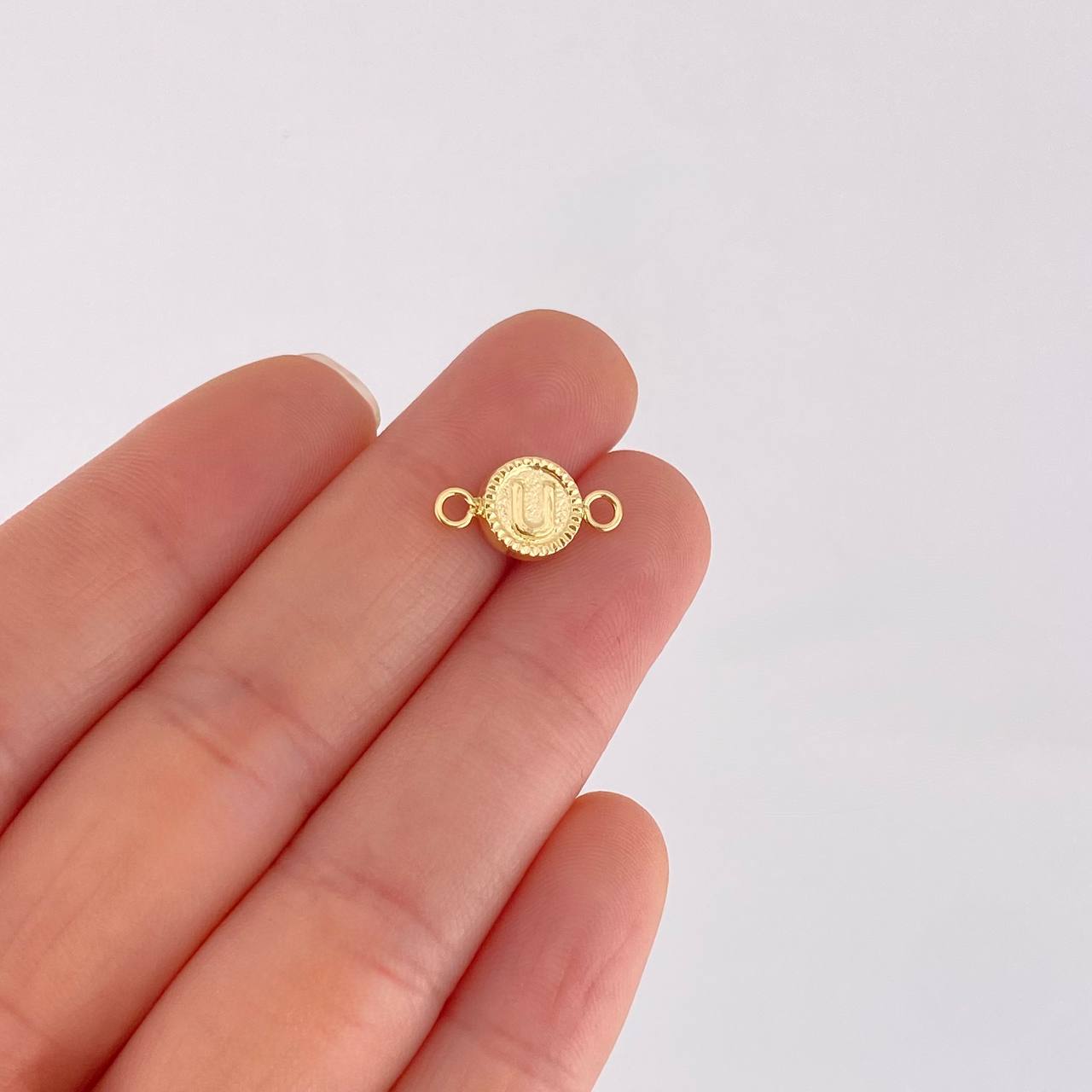 Herraje Letra u Marco Bordeado 0.45g / 1/2 in Oro Amarillo 18K