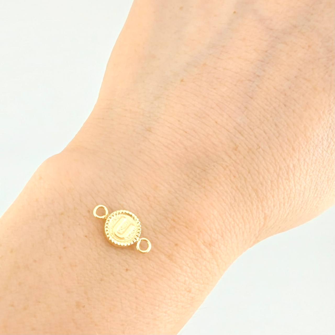 Herraje Letra u Marco Bordeado 0.45g / 1/2 in Oro Amarillo 18K