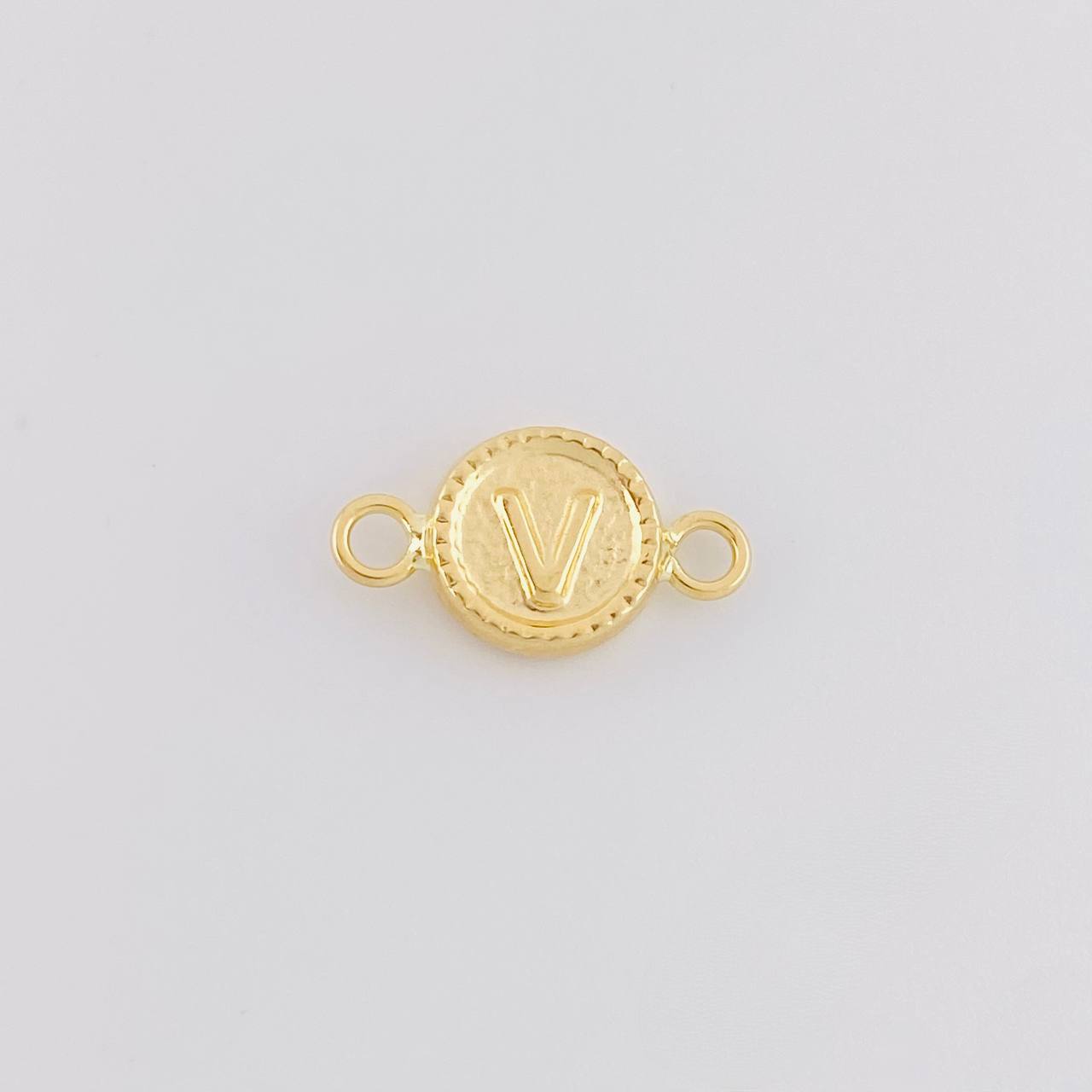 Herraje Letra V Marco Bordeado 0.45g / 1/2 in Oro Amarillo 18K