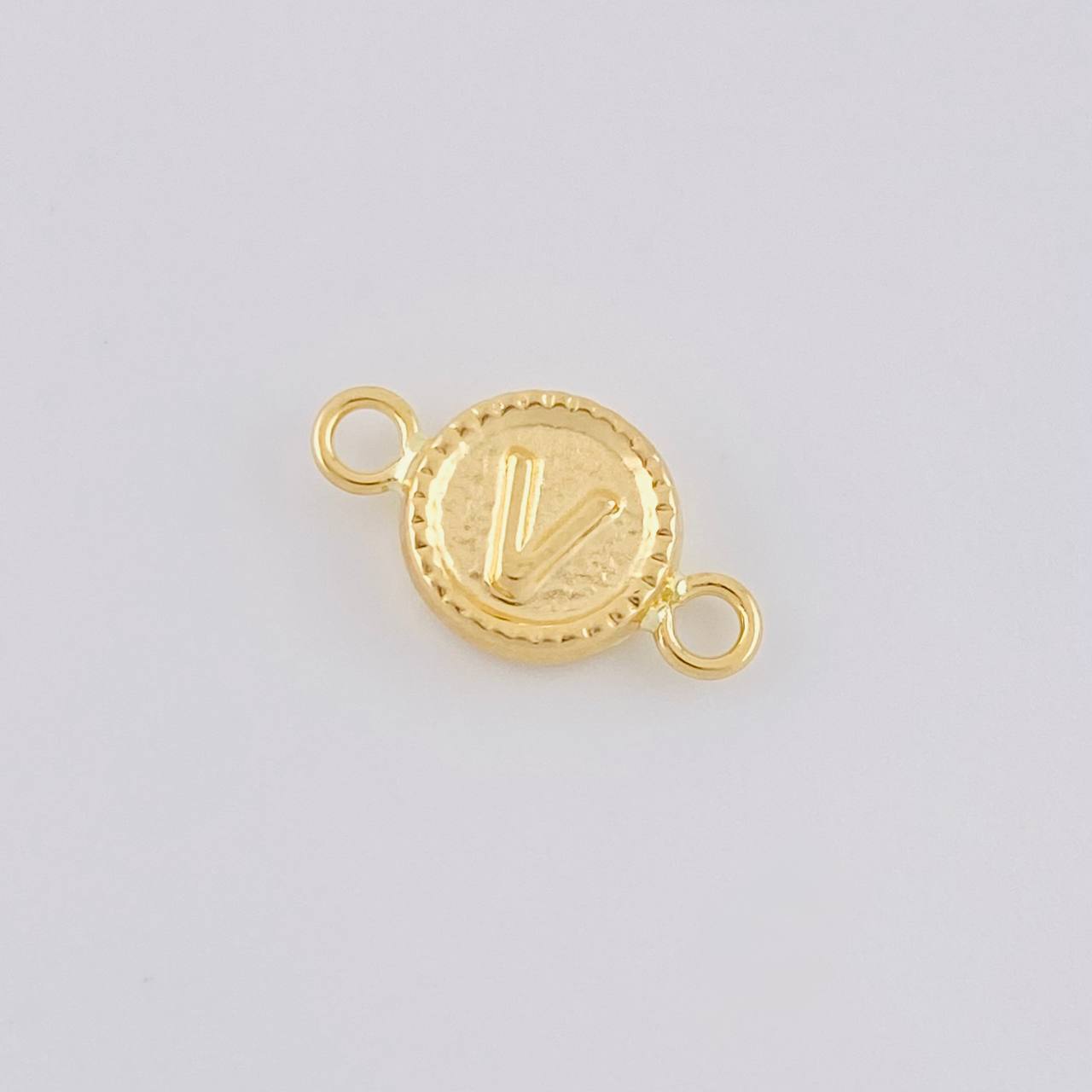 Herraje Letra V Marco Bordeado 0.4g / 1/2 in Oro Amarillo 18K