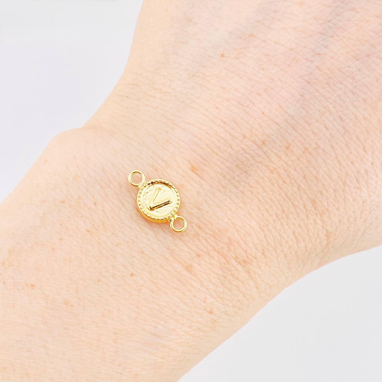 Herraje Letra V Marco Bordeado 0.45g / 1/2 in Oro Amarillo 18K