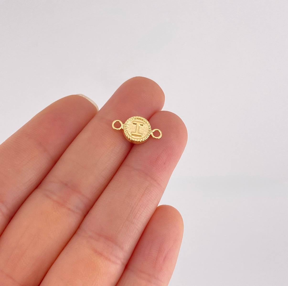 Herraje Letra I Marco Bordeado 0.4g / 1/2 in Oro Amarillo 18K