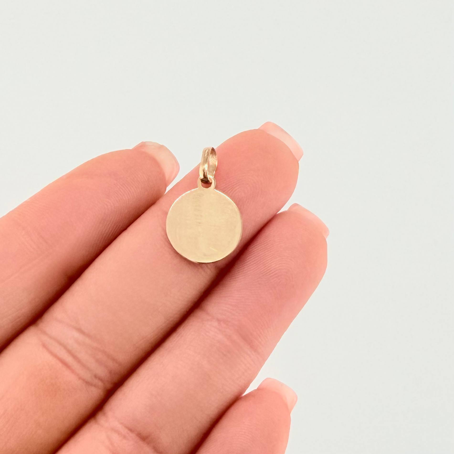 Dije Placa Circular 0.5gr / 3/4 in / Oro Amarillo 18K *