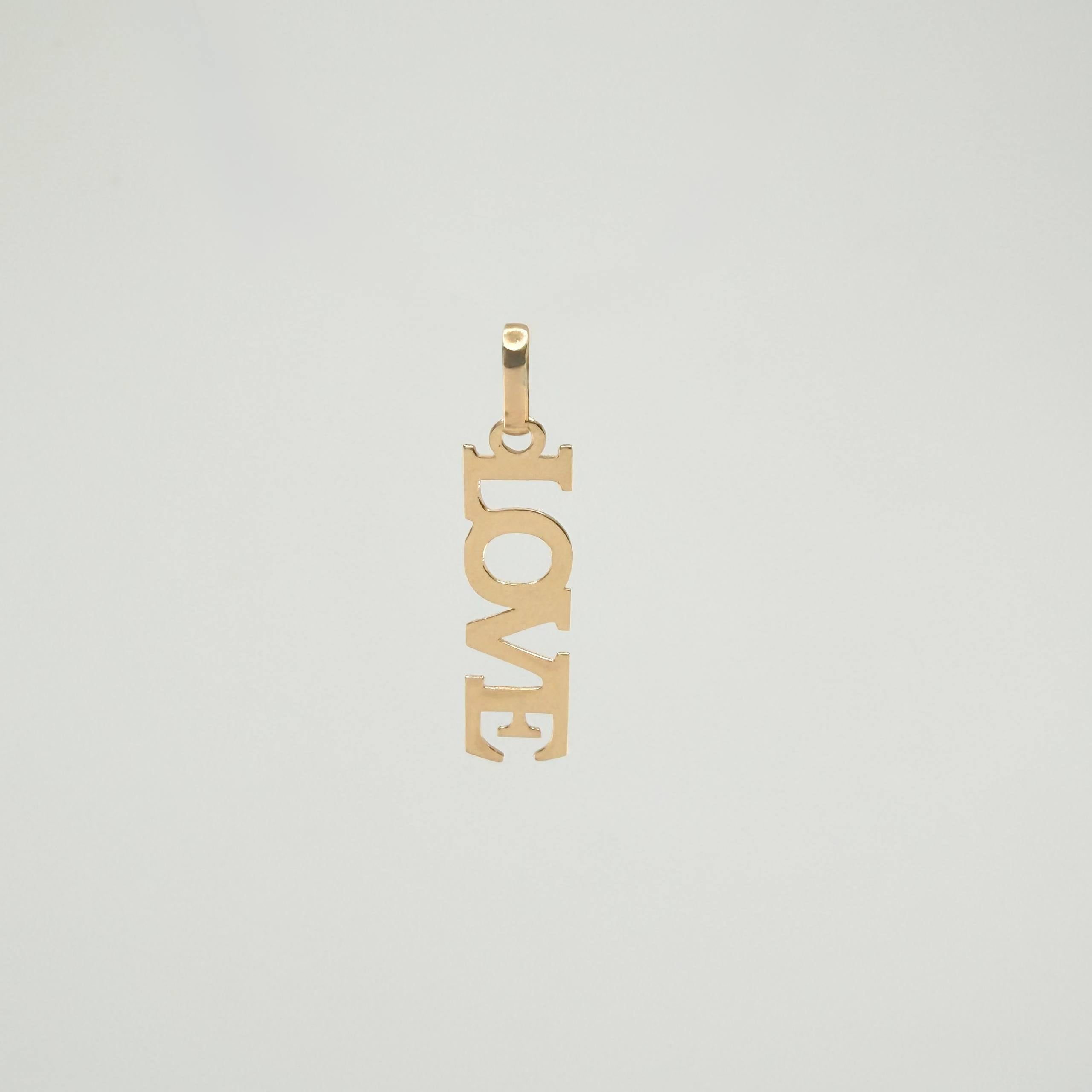 Dije Love 0.45gr / 1 in / Oro Amarillo 18K ©