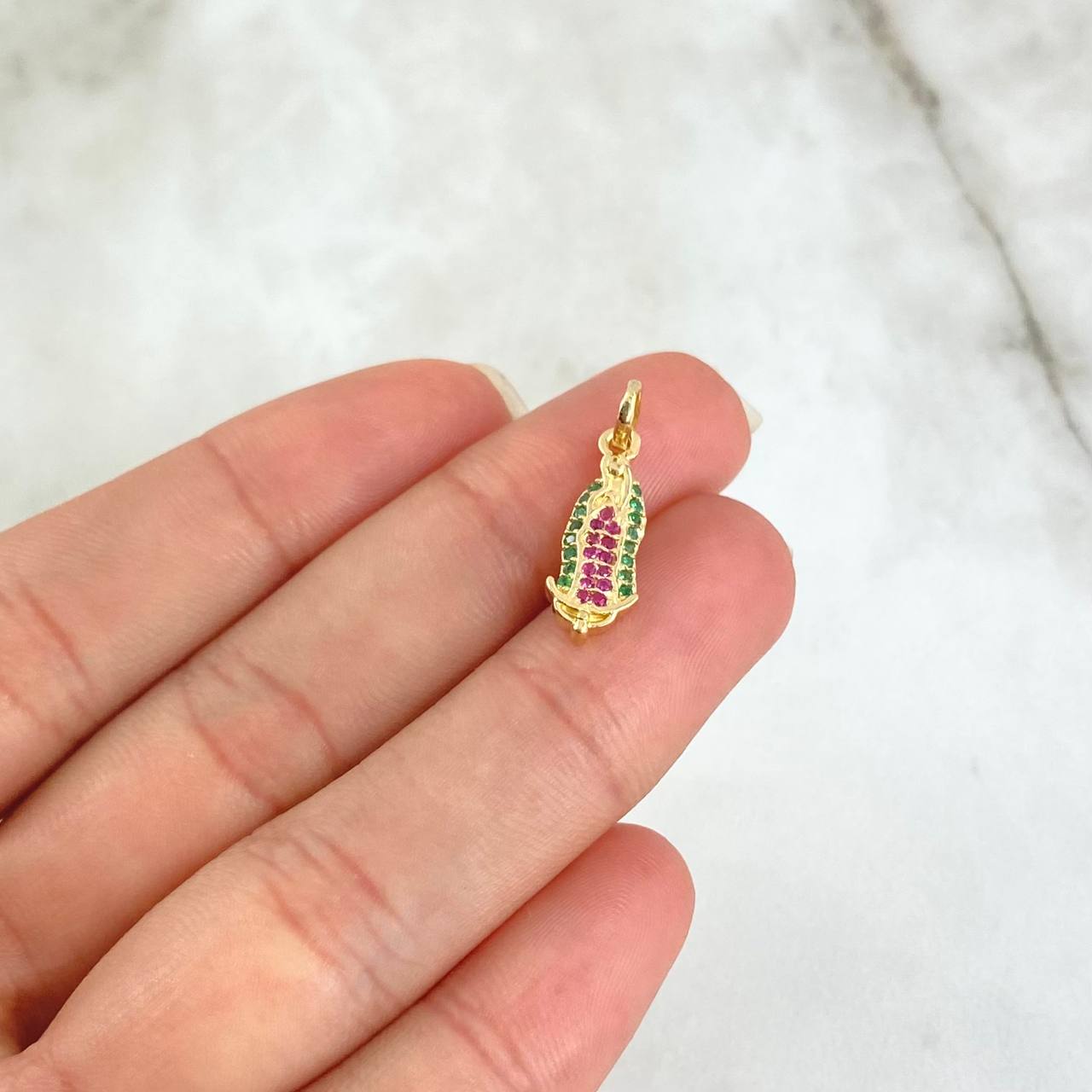 Dije Virgen Guadalupe 1.15gr / 2.2cm / Silueta - Circones Verdes Y Fucsias Oro Amarillo 18K ©