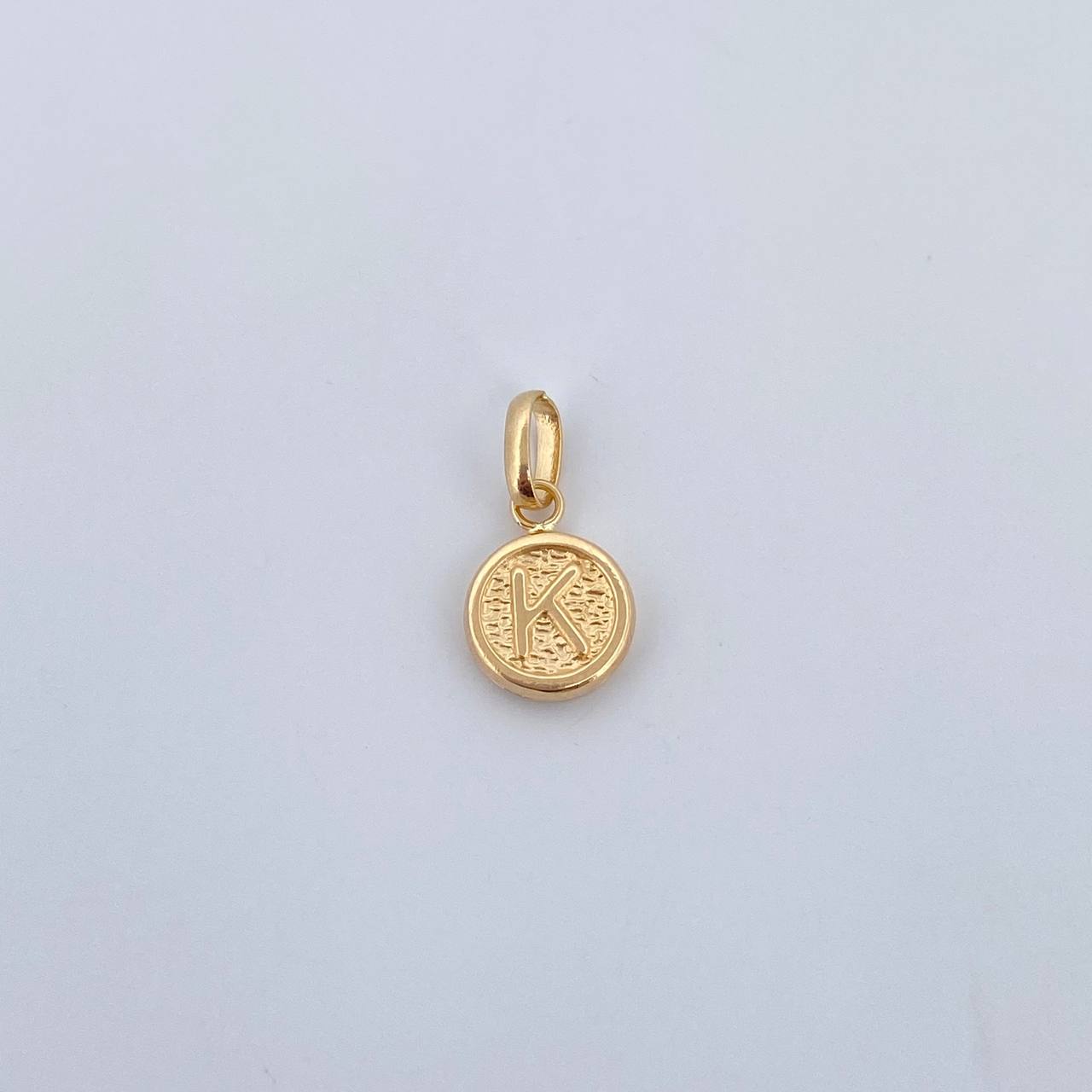 Dije Letra K 0.4gr / 1.4cm / Troquelado Oro Amarillo 18K &
