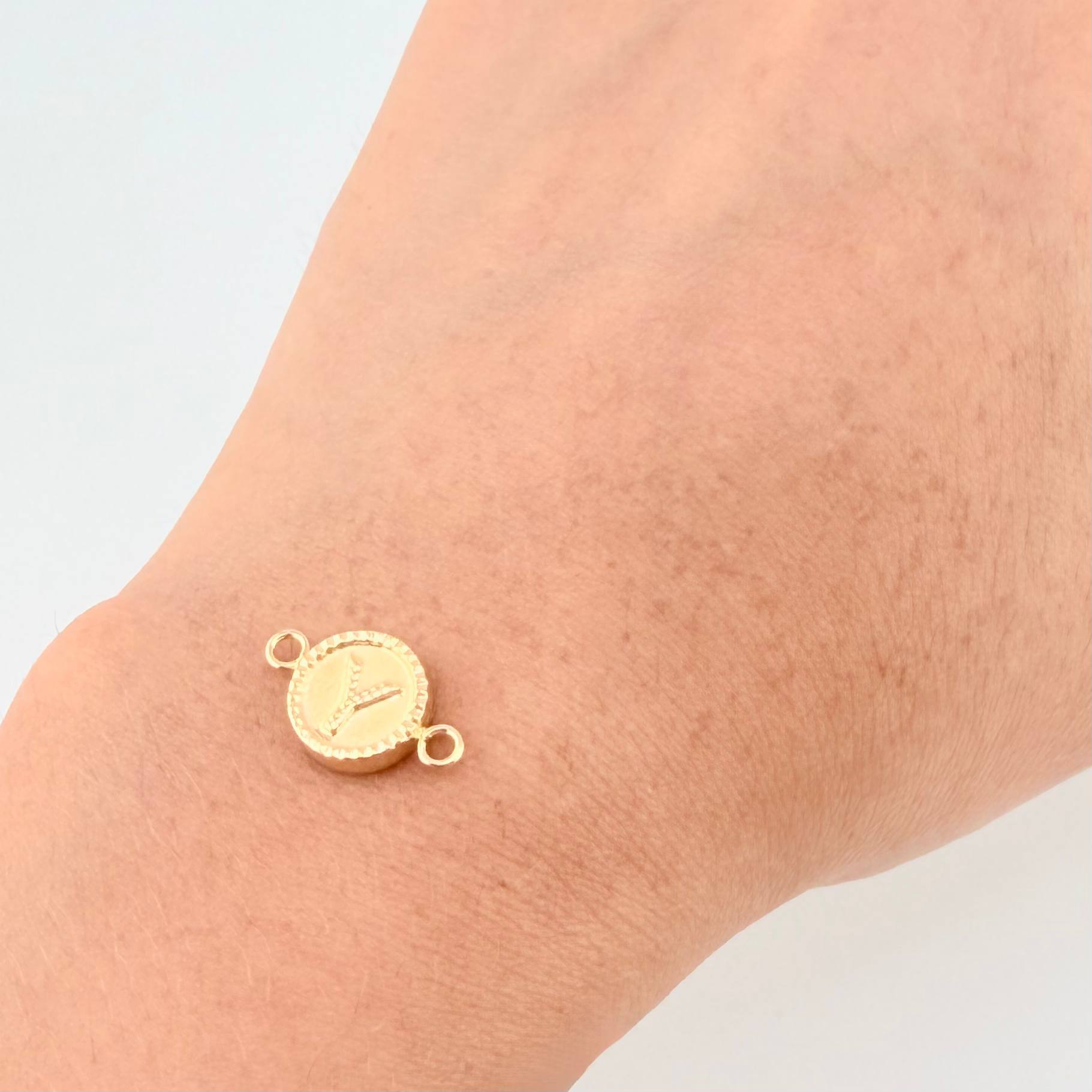 Charm Letter Y Double Texture 0.6g / 3/4 in 18K Yellow Gold