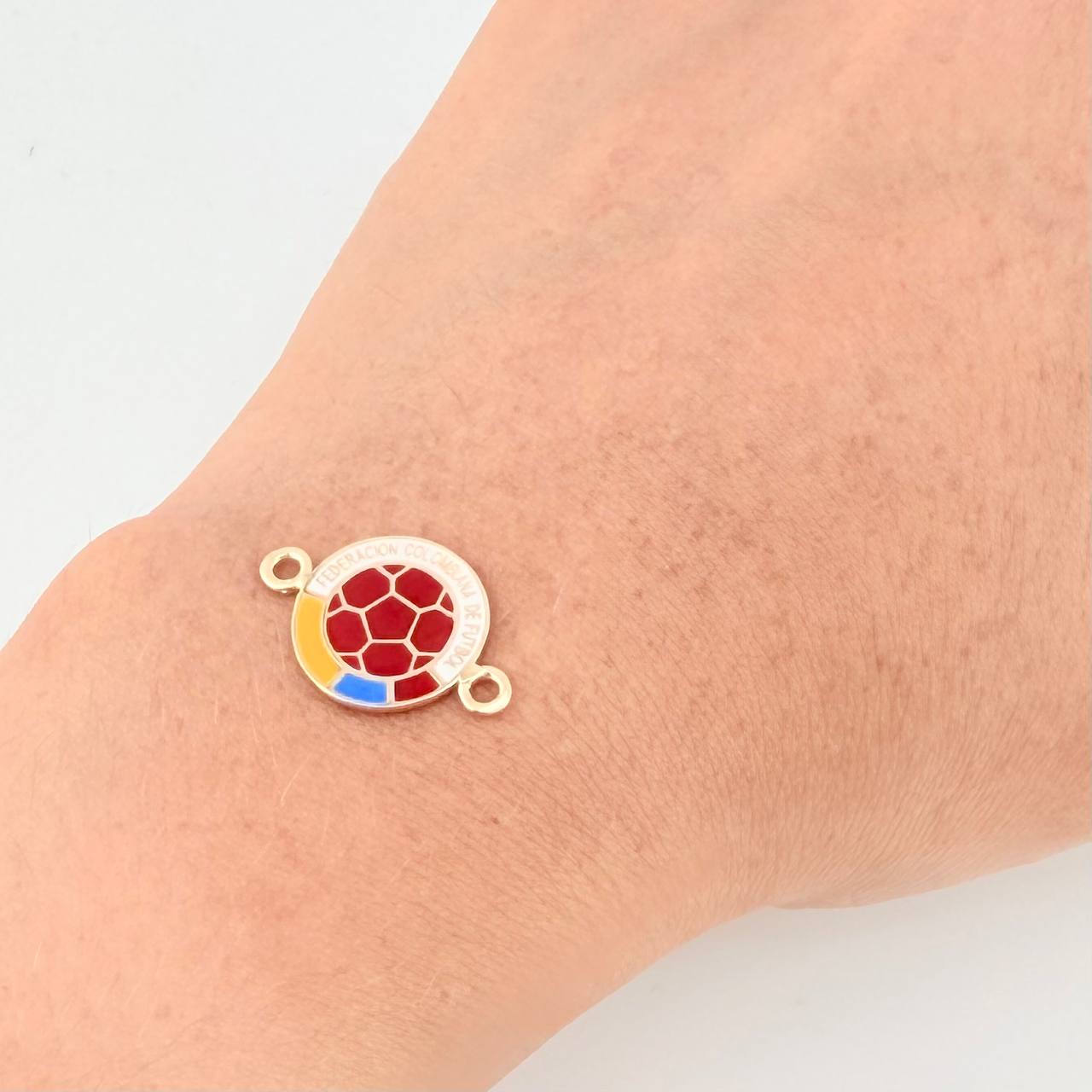 Charm Shield Selection 1.95 g / 3/4 in 18K Yellow Gold