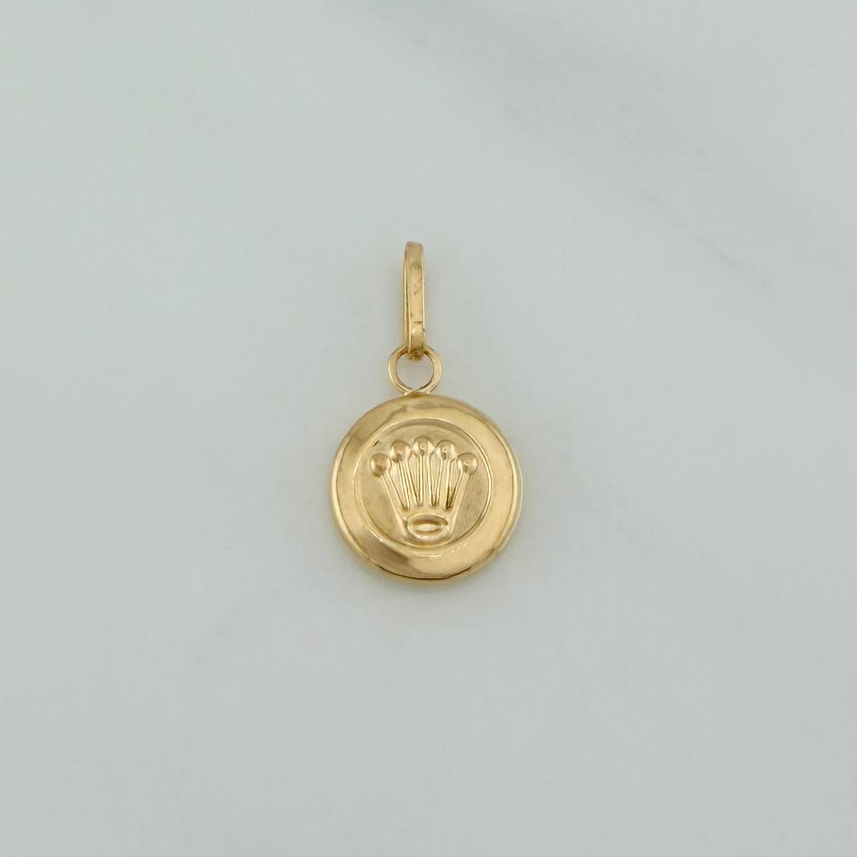 Crown Pendant 0.6gr / 3/4 in / 18K Yellow Gold &