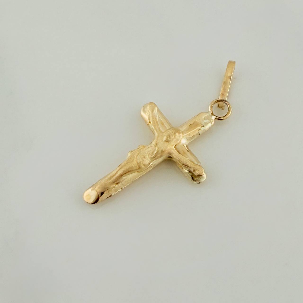Dije Cruz Cristo 0.75gr / 1 1/4 in / Oro Amarillo 18K &