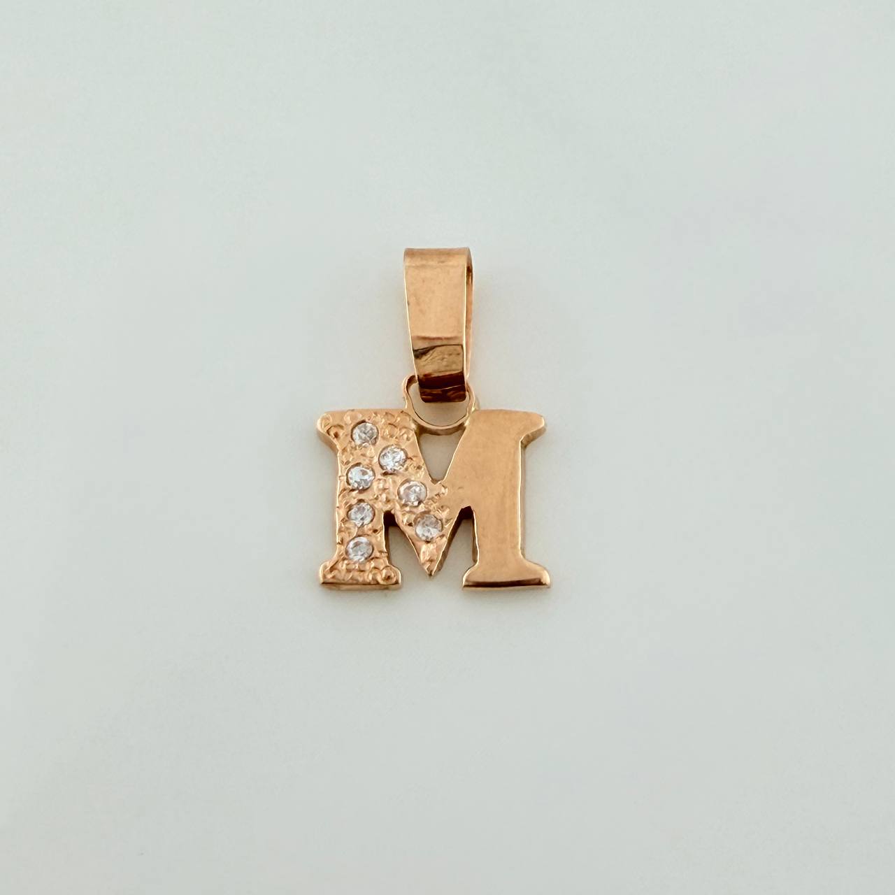 Dije Letra M 0.8gr / 1/2 in / Oro Amarillo 18K %