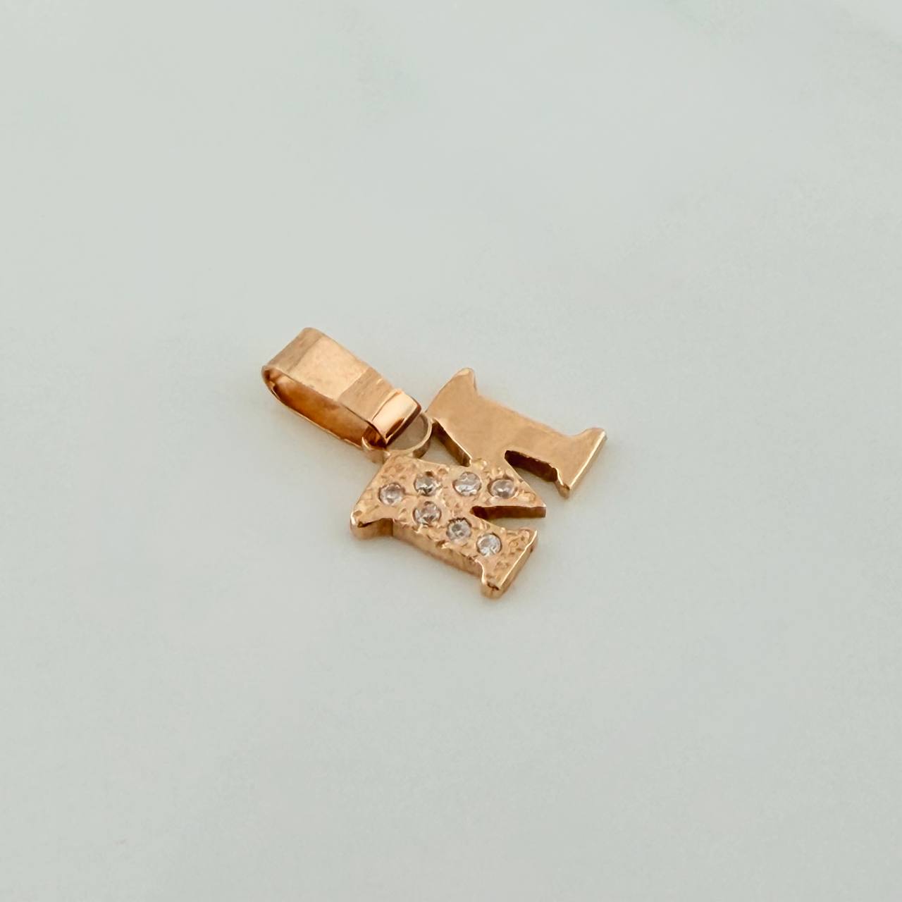 Dije Letra M 0.8gr / 1/2 in / Oro Amarillo 18K %