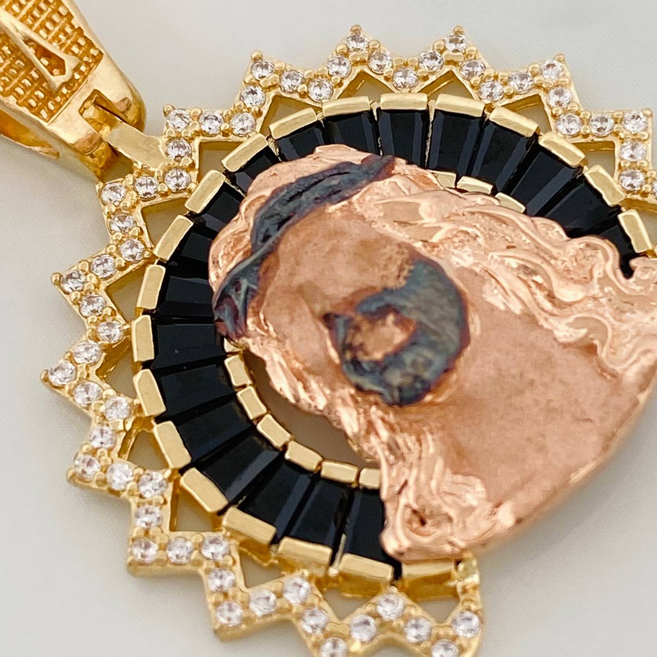 Dije Rostro Cristo 7.6gr / 1 1/4 in / Tres Oros 18K $