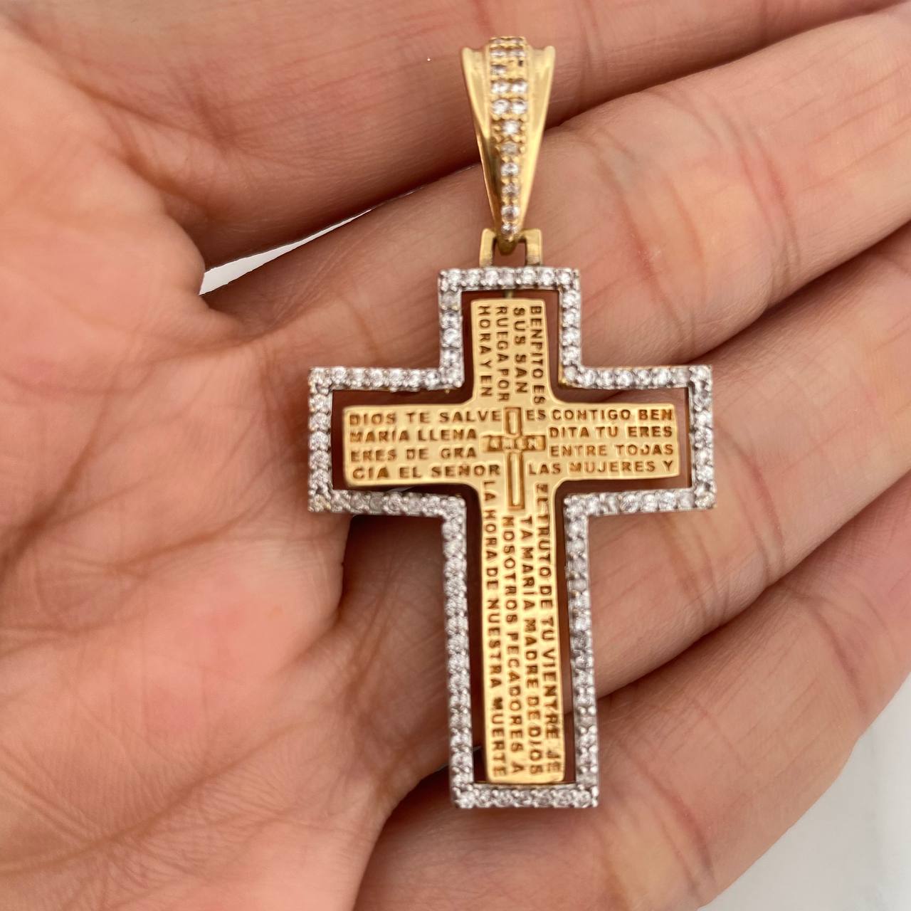 Dije Cruz Articulada 10.2 g / 1 3/4 in Dos Oros Amarillo Blanco 18K