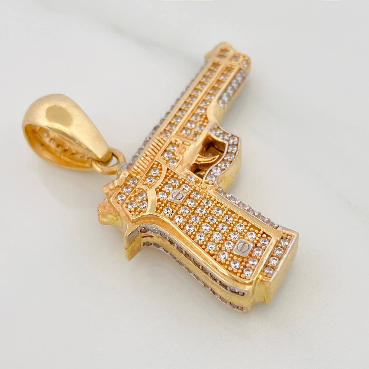 Dije Pistola 11.6gr / 1 1/2 in / Dos Oros Amarillo Blanco 18K $