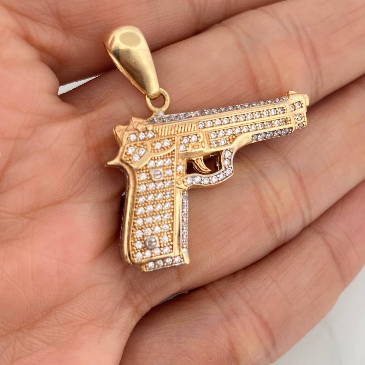 Dije Pistola 11.6gr / 1 1/2 in / Dos Oros Amarillo Blanco 18K $