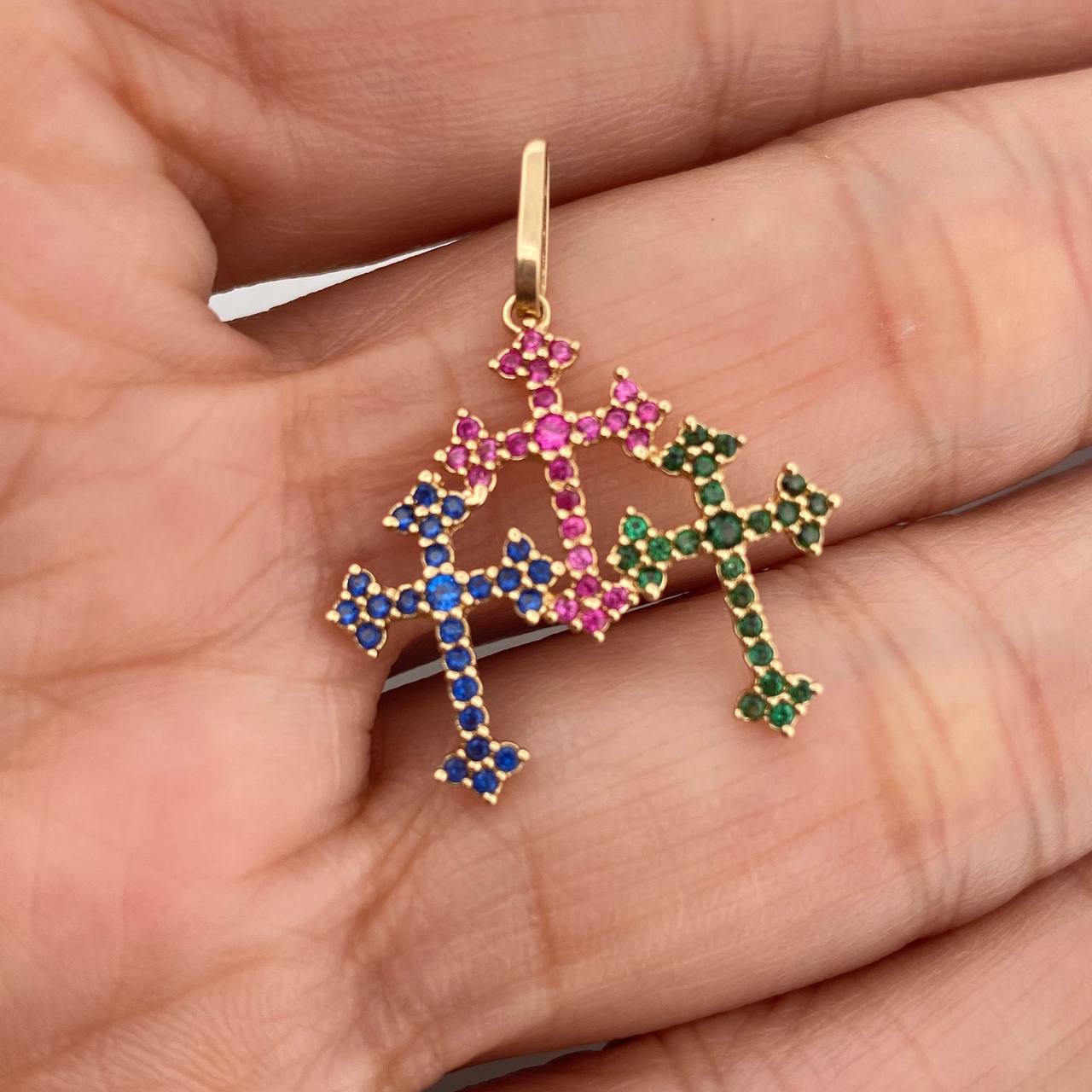Dije Tres Cruces 1.65gr / 1 1/2 in / Oro Amarillo 18K $