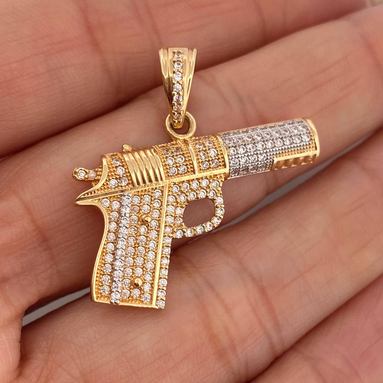 Dije Pistola 5.2gr / 1 1/4 in / Dos Oros Amarillo Blanco 18K $