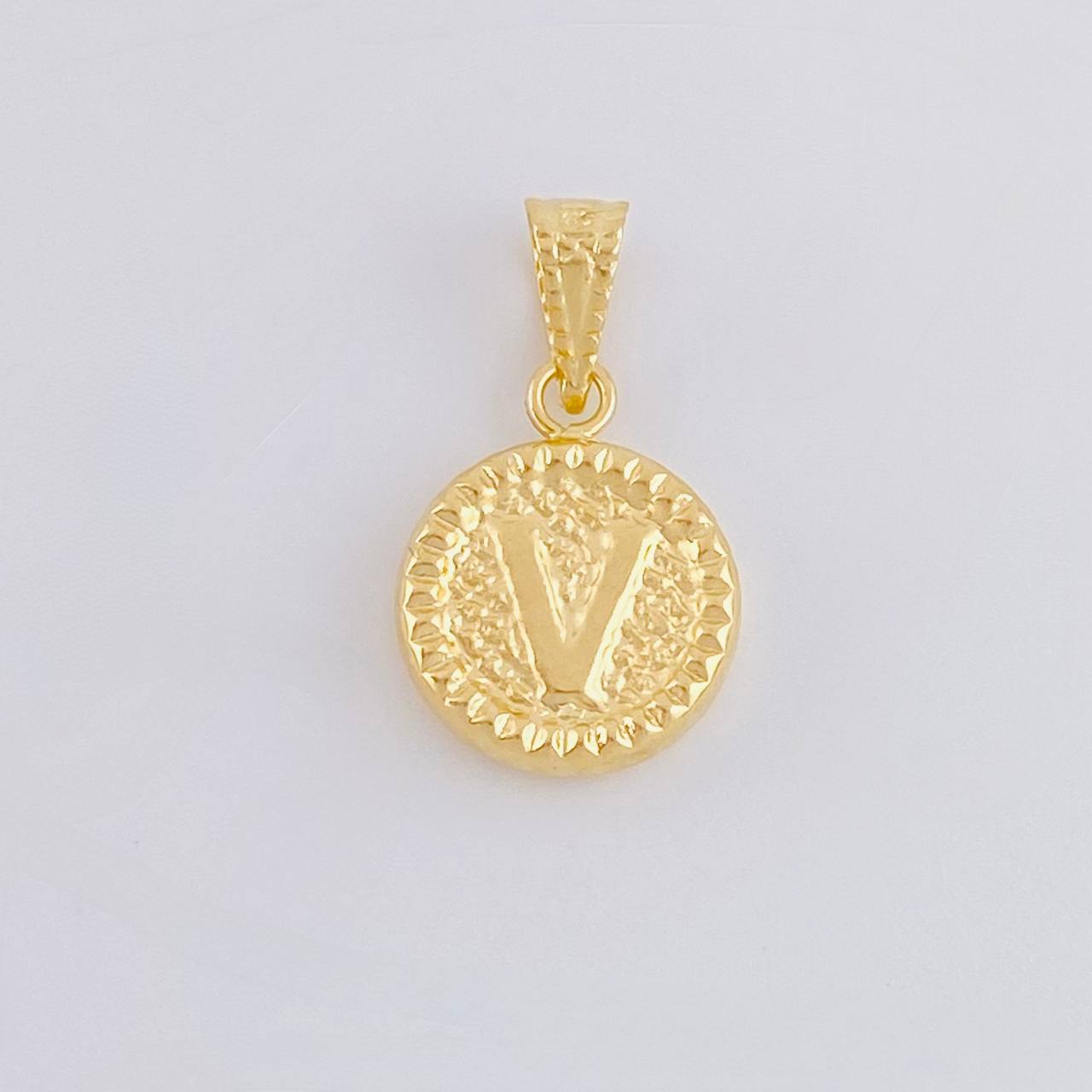 Dije Letra V Marco Bordeado 0.55g / 3/4 in Oro Amarillo 18K