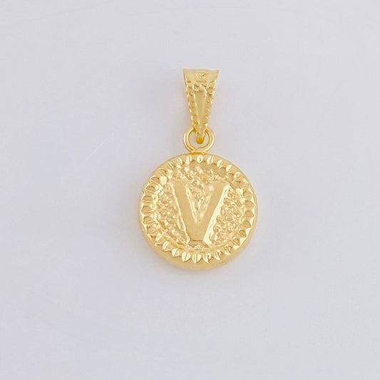 Dije Letra V Marco Bordeado 0.65g / 3/4 in Oro Amarillo 18K