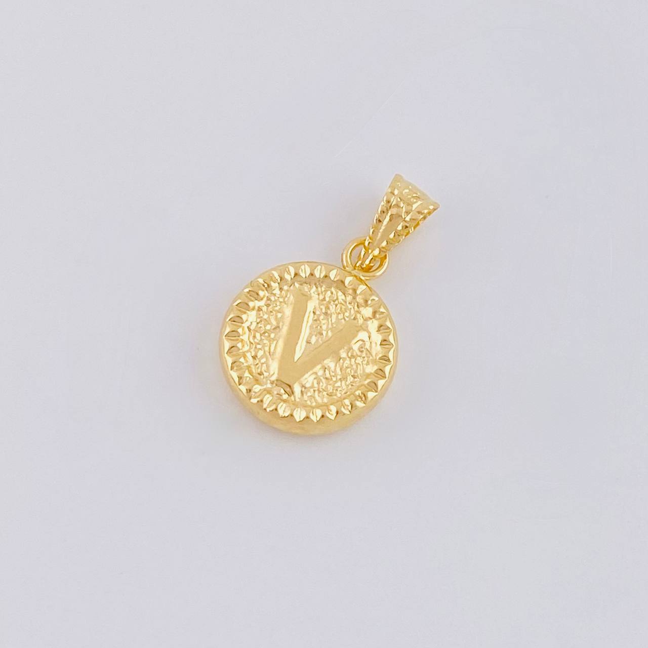 Dije Letra V Marco Bordeado 0.65g / 3/4 in Oro Amarillo 18K