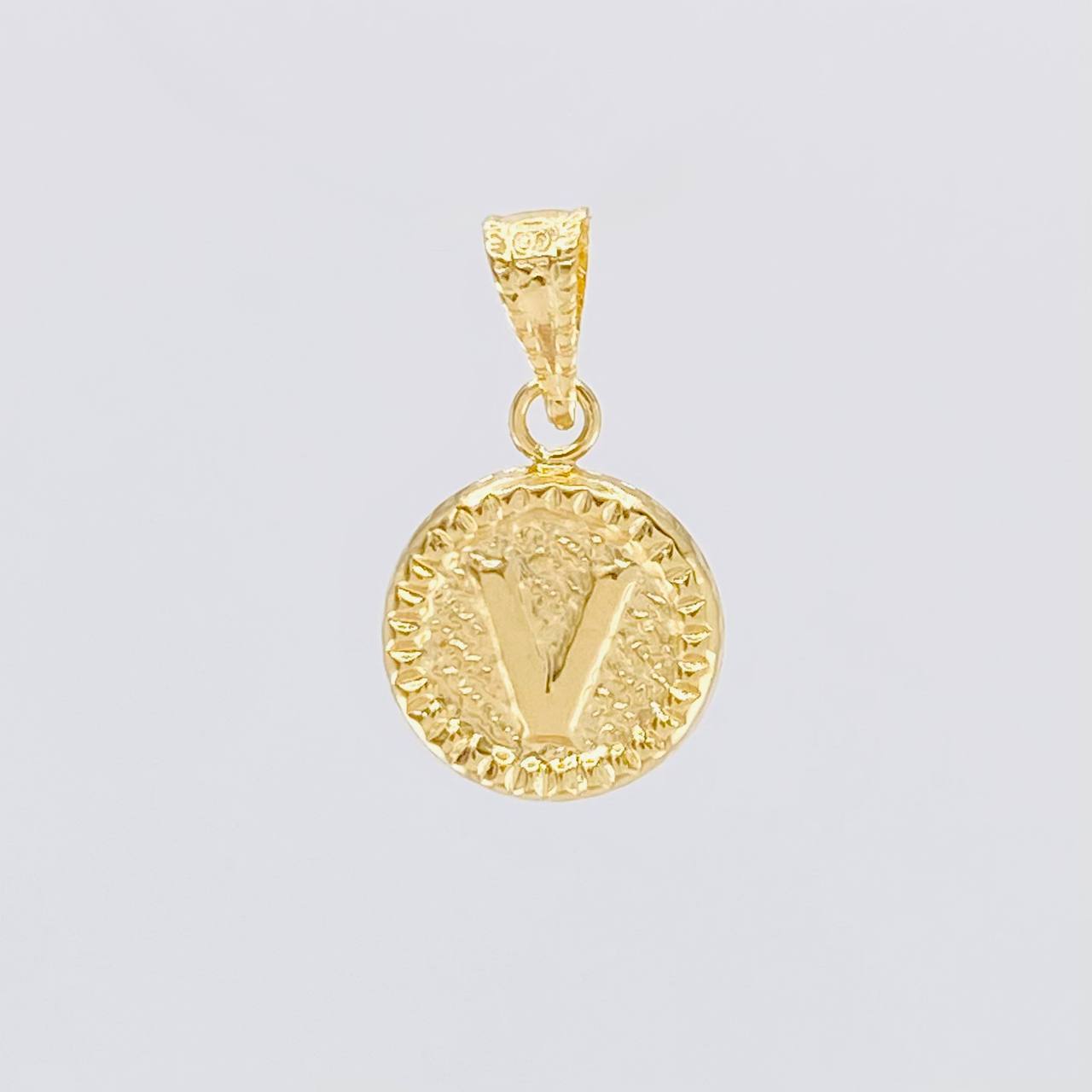 Dije Letra V Marco Bordeado 0.55g / 3/4 in Oro Amarillo 18K