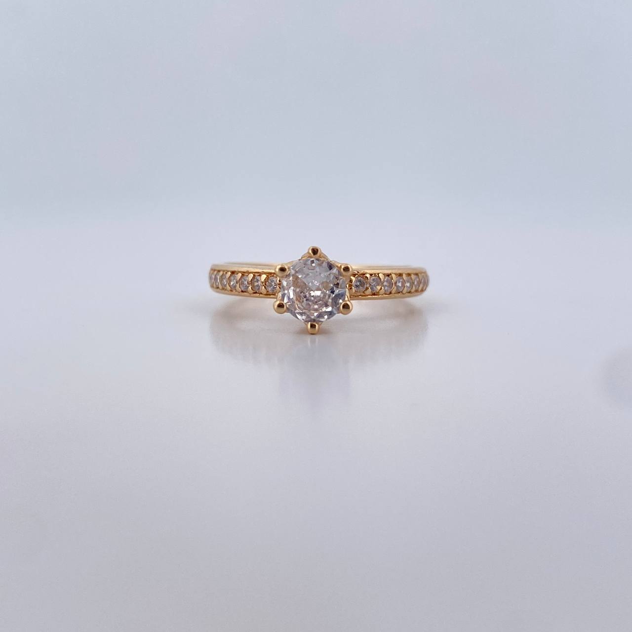 Anillo Soltario Corona 2.6gr / T6 1/2 / Circones Blancos Oro Amarillo 18K $